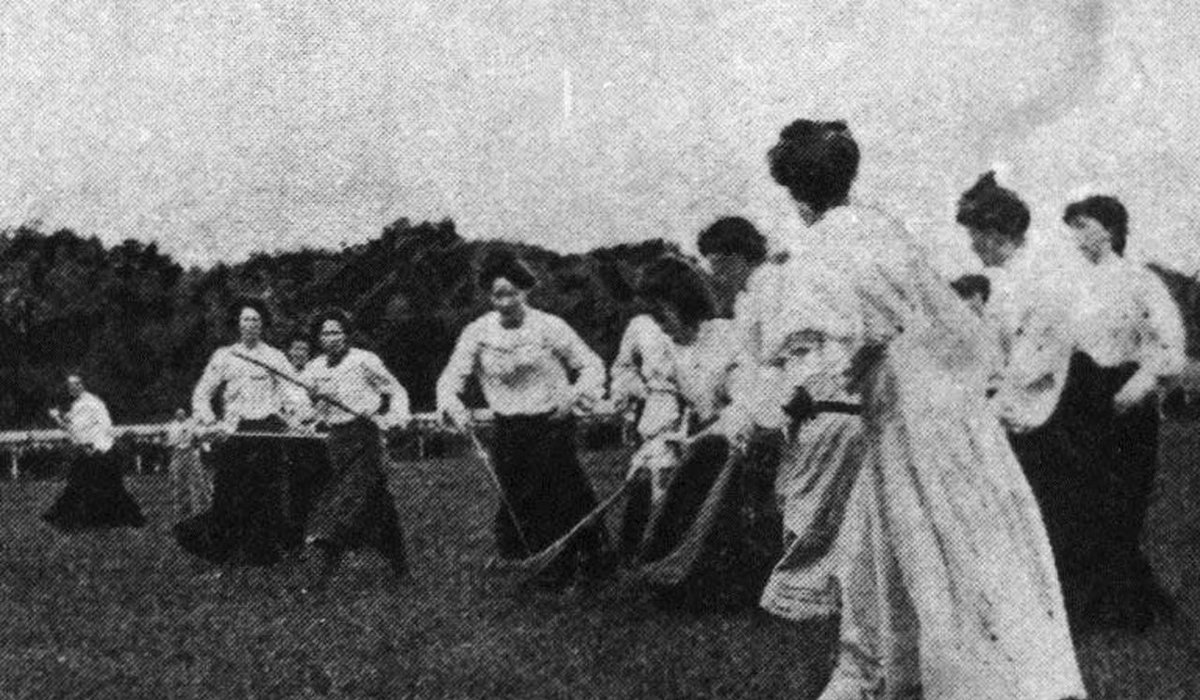 theirishpost's tweet photo. How Ireland's revolutionary women saved Camogie after the Easter Rising https://t.co/3RN4w0t0gS https://t.co/lHvHXfSWXx