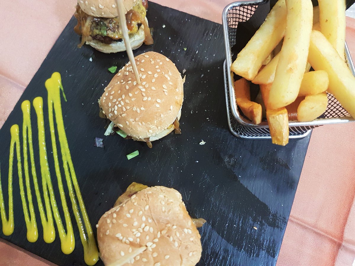 Trio de mini #hamburguesas con chips de batata listas para disfrutar. #restaurantes #Madrid