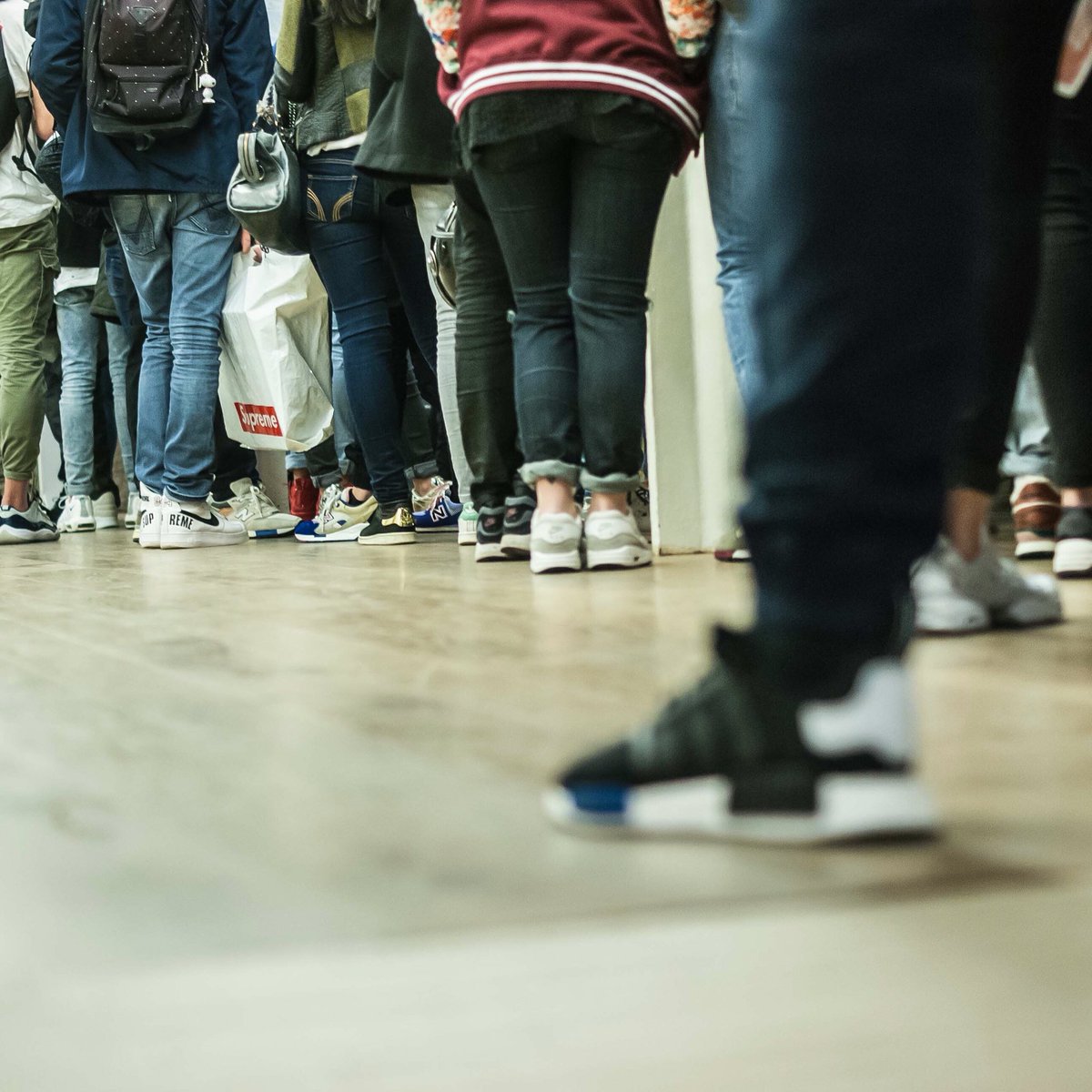 Bonjoursneakers's tweet photo. Sneakers waiting line lors du #bonjoursneakers https://t.co/YFTVlnpOYa