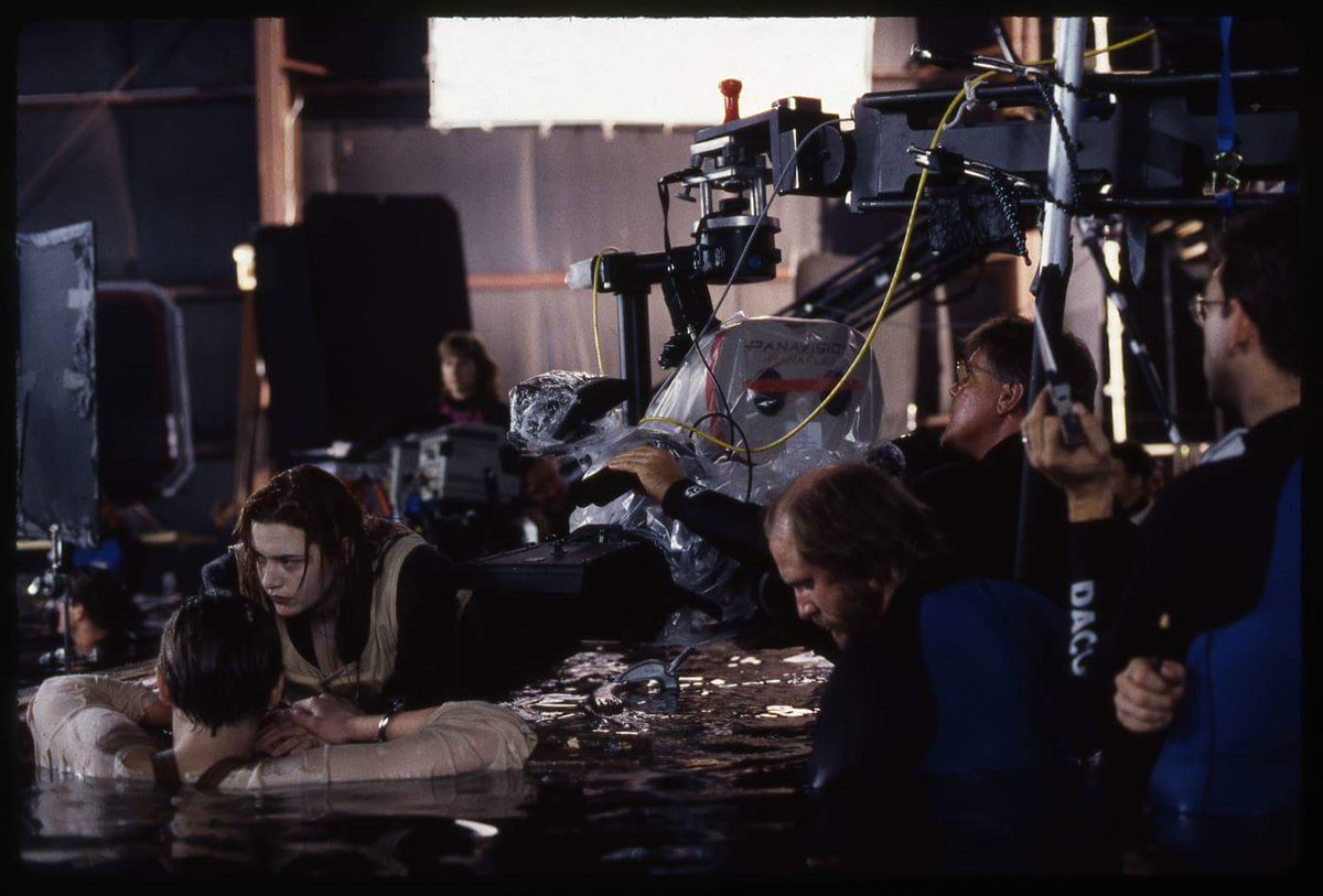 Clara_emece's tweet photo. Ah, Jack se ahogó porque en la tabla al lado de Kate había una panavision. https://t.co/Dvyu8R3SY9