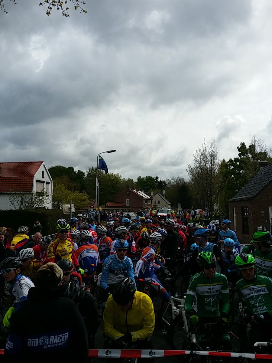 WHT_official's tweet photo. Renners stellen zich op ze zijn er klaar voor
#swht #34ste https://t.co/MVBsbGXFeN