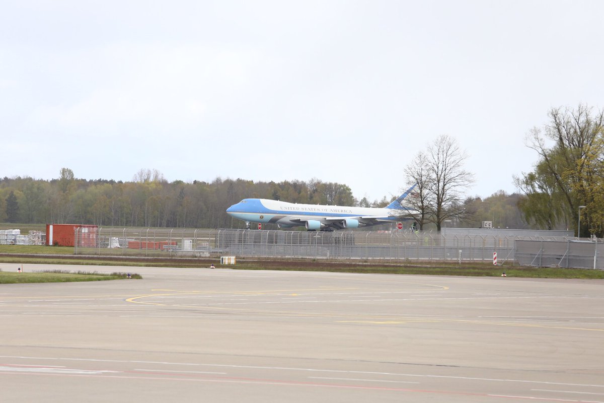 Der Adler ist gelandet! Die #AirForceOne auf der 3.800 m langen Nordbahn am #HannoverAirport. #great2haveUhere