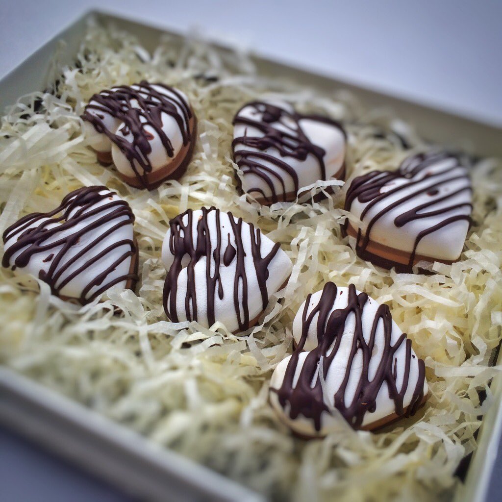 thelilacbus's tweet photo. White, milk &amp; dark chocs-fudge centre @FoodGlasgow @peoplemakeGLA @WhatsOnGlasgow #homemade  #love https://t.co/0mYzHwFknI