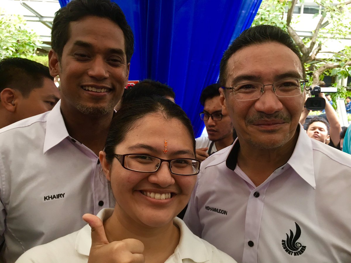Yeah!Got the best photo! Nice catch up with both sporting Minister <a href="/HishammuddinH2O/">Hishammuddin Hussein 🇲🇾</a> and <a href="/Khairykj/">Khairy Jamaluddin 🇲🇾🌺</a> <a href="/H2OComms/">H2O Comms</a> @jlknhq