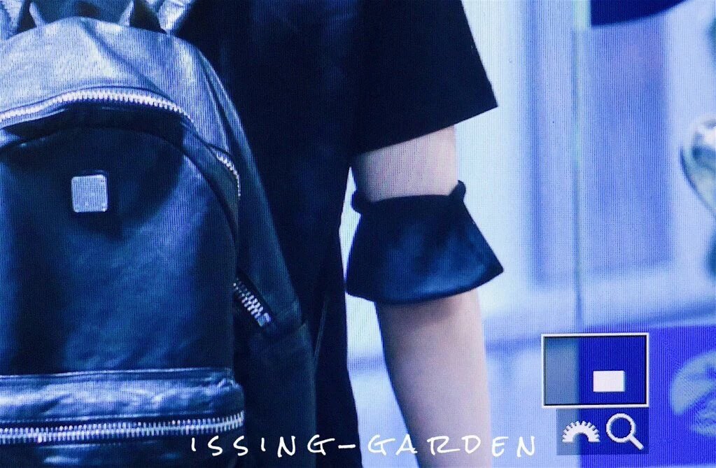 ใส่แว่นไม่แกะป้าย
ใส่หูฟังพันกันไม่แกะ
ใส่รองเท้าไม่แกะป้าย
ล่าสุดใส่แมสปิดปากไว้ที่แขน

จางอี้ชิง 55555555555555555