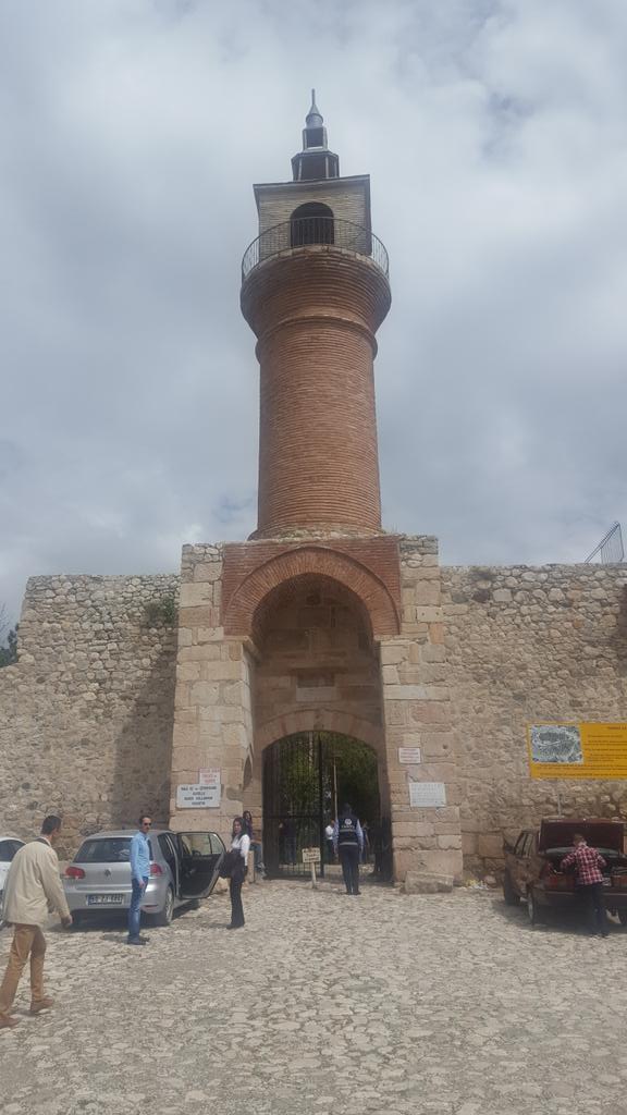 tarihi zile kalesi. sezar, "veni vidi vici" (geldim gördüm yendim" sözünü zile/zela savaşı sonrası zile'de söylemiş