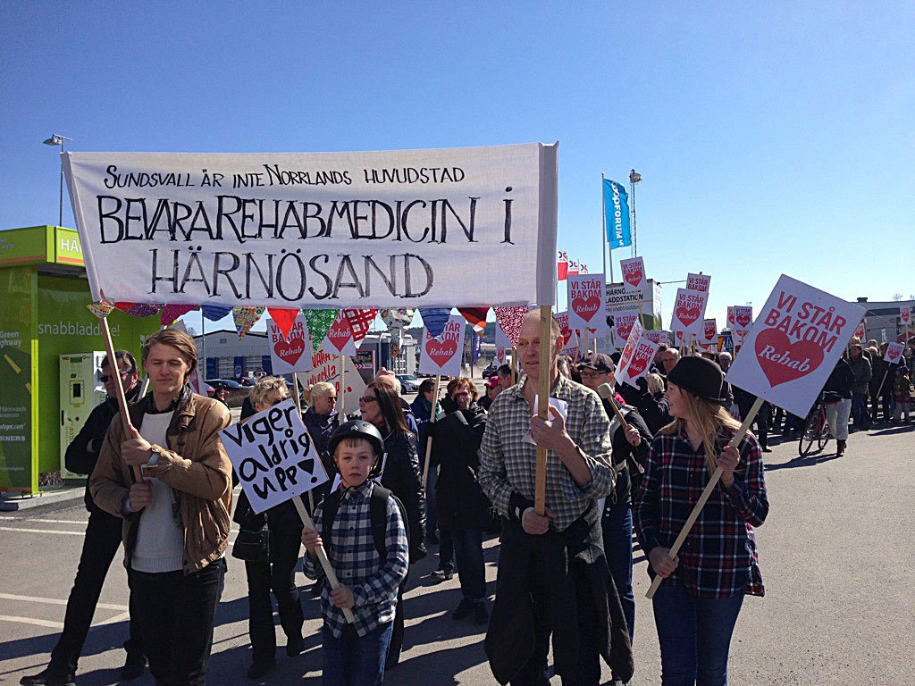 Aftonbladet's tweet image. JUST NU: Uppemot 25 000 personer demonstrerar i Härnösand för rättvis och jämlik vård
aftonbladet.se/nyheter/articl…