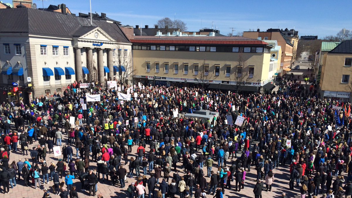 P4vn's tweet image. Torget i Härnösand just nu. Demonstration för sjukvården. 25000 enligt arrangörerna