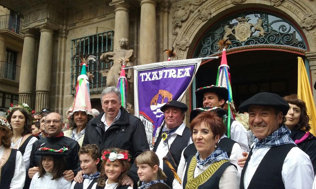20 urte ondoren Txantreako auzokideak udaletxe plazan hartzea alkate bezala, poz izugarria. Gora Txantreako jaiak!