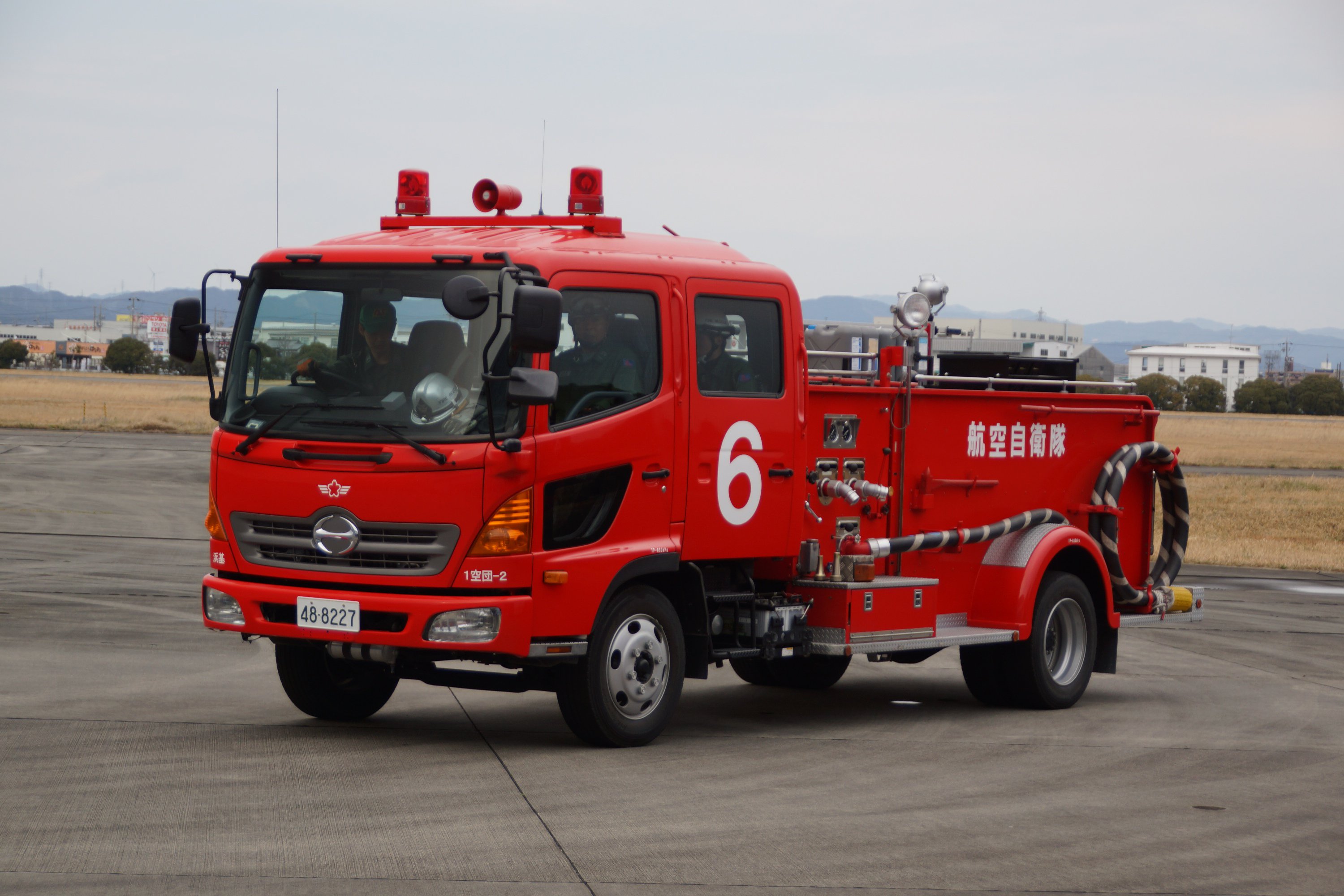 無賃乗車お断り Twitterren 遅れてupすることをご容赦願いたいのだが 現在でも最新鋭の車両 にバータイプやブーメランタイプではなくて一昔前の標準的な仕様だった筒型の赤色灯を搭載している自衛隊の消防車輌 消防車の日 T Co M5p5zeraon Twitter