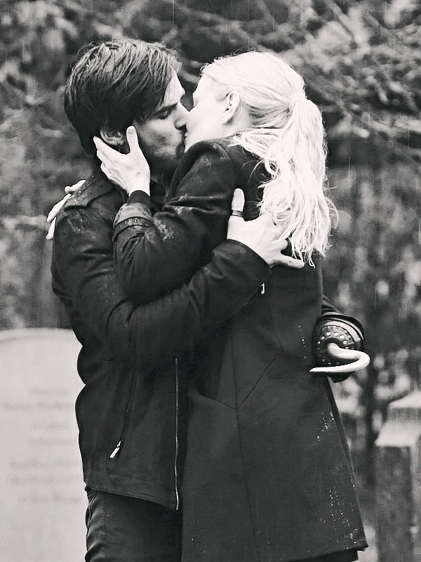 Carlipiu28's tweet photo. True love #emmaandhook #ouat π https://t.co/PLaxyUpCeJ