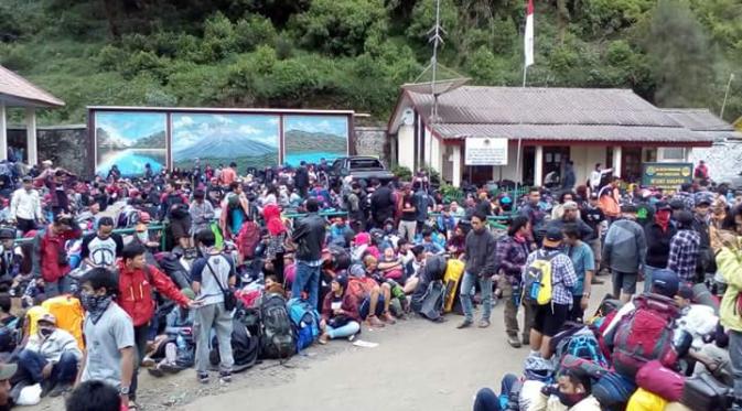 COZMEEDer's tweet photo. Saat Gunung Tak Lagi Sunyi, Ribuan Orang Memilih Jadi Pendaki Saat Libur Tiba https://t.co/sWMBP9Aqpz https://t.co/wjy6UatVlz