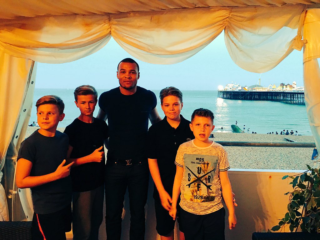 BrightonWheel's tweet photo. Great meeting @ChrisEubankJr today #BritishChamp #FutureWorldChamp #Brighton 🇬🇧 https://t.co/kNM7Kd38Zi