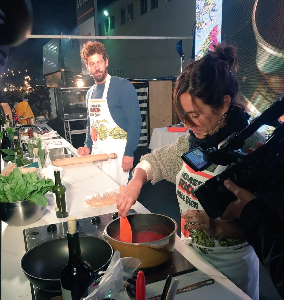 EssenOficial's tweet photo. Más de la @FeriaMasticar con @JulianaLopezMay ¡El mundo de sabores es infinito! #CocinarRicoHaceBien #Masticar2016 https://t.co/wometrlK8S