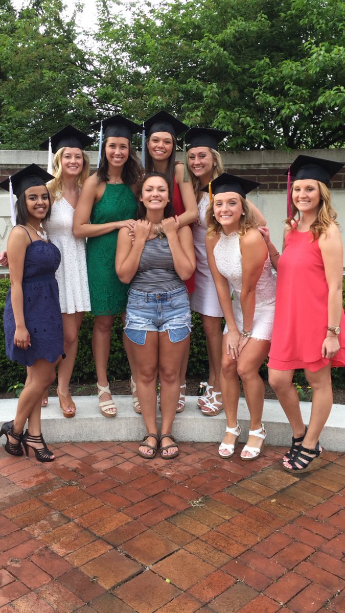 Allisonjs012's tweet photo. Shoutout to mom today taking care of her babies while they take their pictures. Love you mir!!! @miranda__long https://t.co/VlVUaX10mG