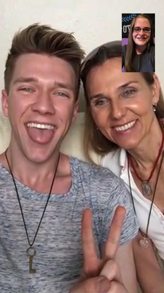 mendesnoted's tweet photo. I JUST FACETIMED ONE OF MY FAVORITE PEOPLE EVER😭😭 @CollinsKey https://t.co/IVdnCKANKq