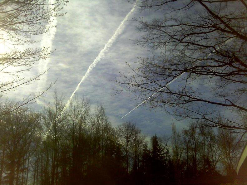 WhiteSkyBlues's tweet photo. Three at a time before the sun sets.
#LakeMichigan #GeoEngineering #8MAY2016 https://t.co/CS8mLPODKi