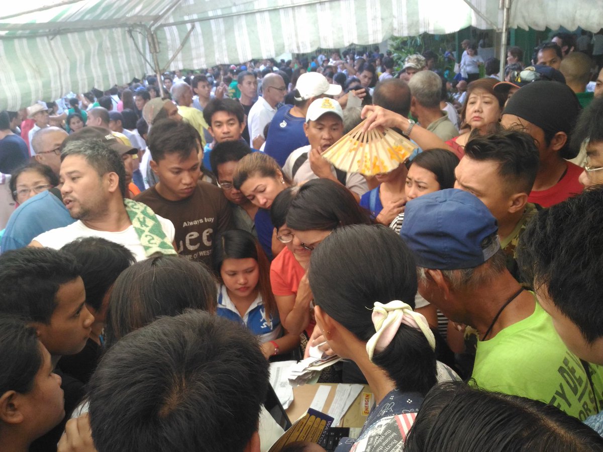 merylllopez's tweet photo. Voters assistance ng Barangay Commonwealth, dinagsa ng mga botanteng hindi mahanap ang pangalan sa mapa. @UNTVLife https://t.co/ywq29zU1ZN