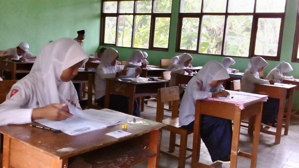 mtsnbinuang's tweet photo. Ujian Nasional hari pertama 09 Mei 2016, dgn mata ujian Bahasa Indonesia #UNjujur #UN2016 @kemenagkalsel https://t.co/jSrrNFB5x7
