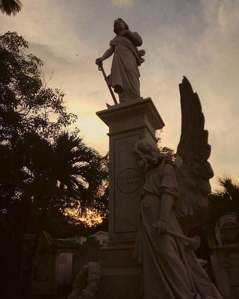enmicolombia's tweet photo. en Instagram, @oscarmusing publicó: "Stay in the shadows... If you float you burn..." #AMoonShapedPool #AMSP #EnMiC… https://t.co/aW0bJJmdA0