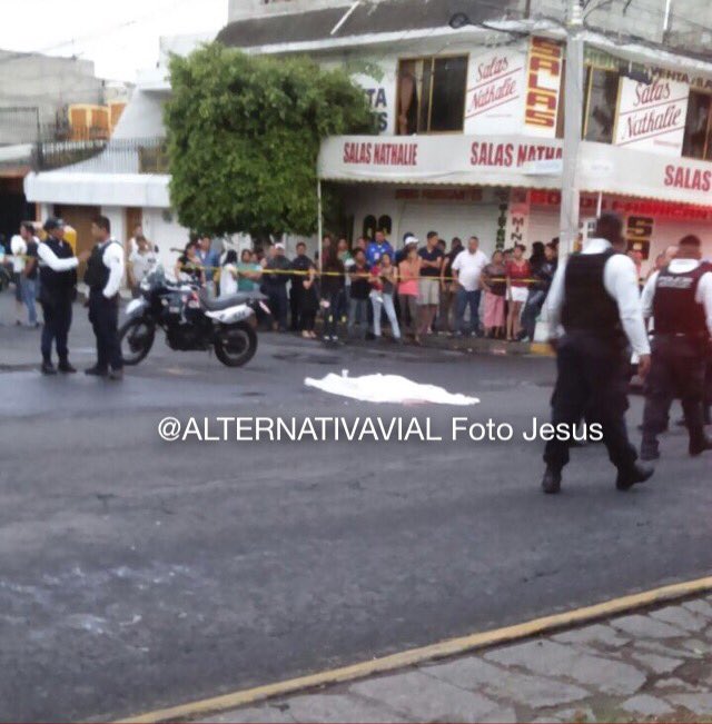ALTERNATIVAVIAL's tweet photo. Una persona pierde la vida atropellada en #AvPantitlan y Metropolitana cuidado !!! Ciudad #Neza !! https://t.co/v37llrlnFr