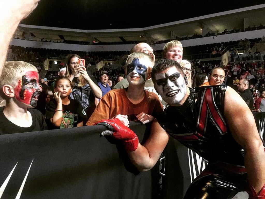 ismailkidd's tweet photo. #WWE Has #Stardust found a star twin in #WWESiouxFalls?!? #StarSmile by wwe #FollowWWE https://t.co/0k16mAI92L