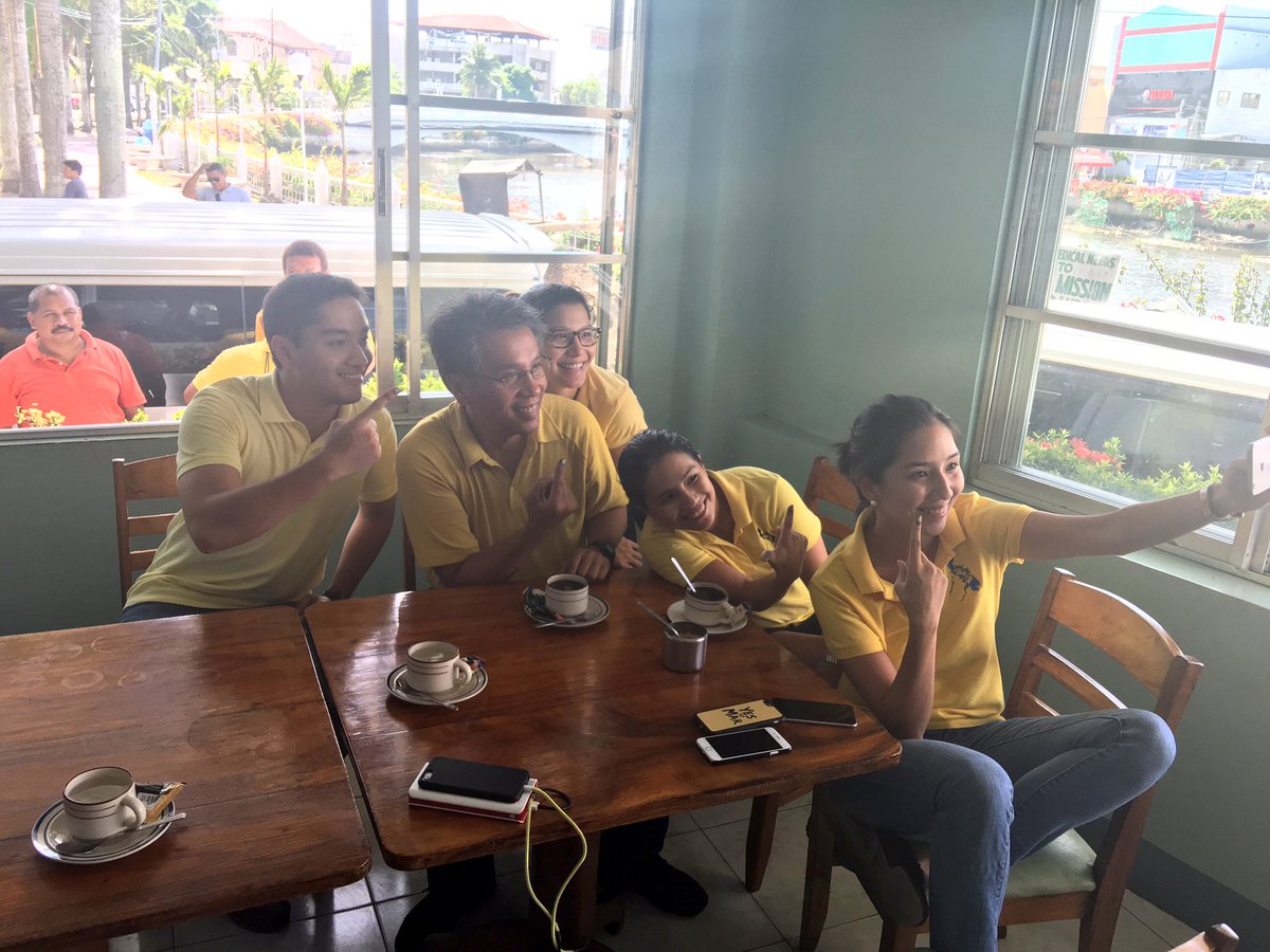 newswatchplusph's tweet photo. .@MARoxas shares light moment with family after voting | @AC_Nicholls #TheFilipinoVotes https://t.co/EYwIa9v7Qx
