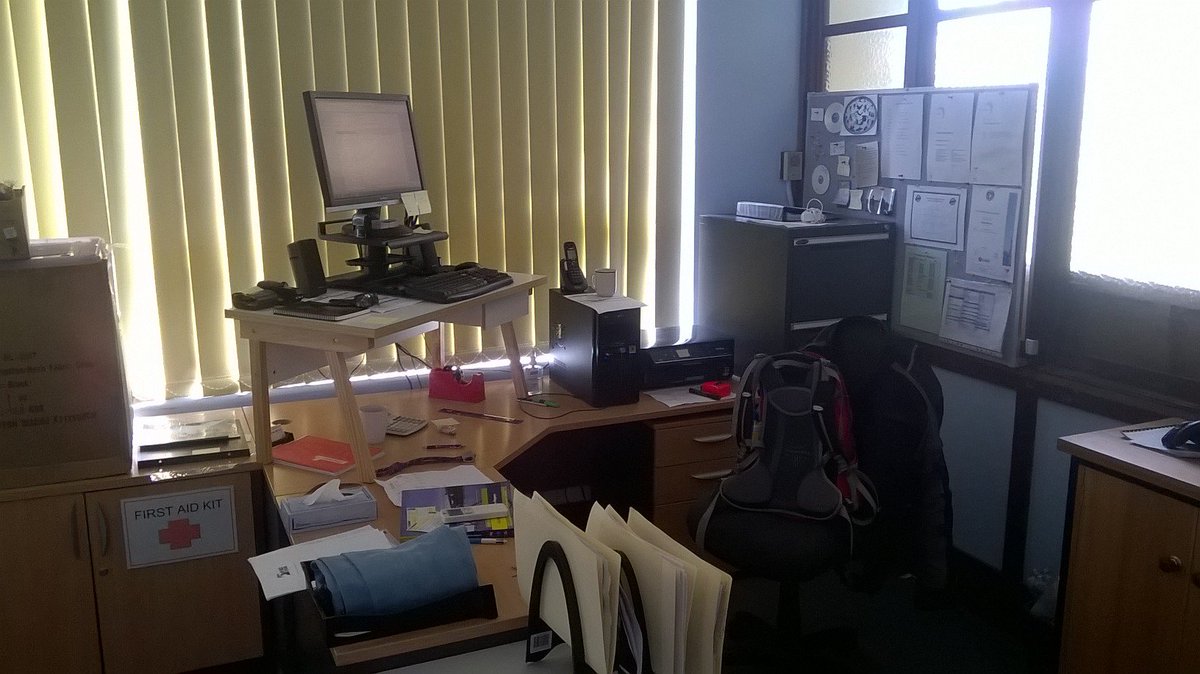 TheHABIT_Lab's tweet image. Another homemade #ActiveWork solution. Nice 1 Ross from #PCYC #Launceston. @ActiveWorkLab approves this innovation