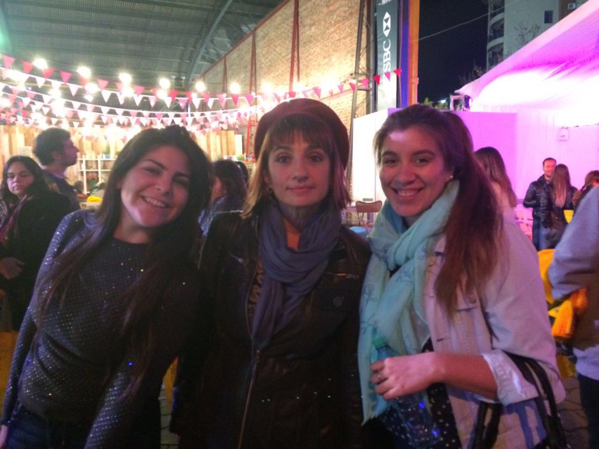MarieeMarqez's tweet photo. Vas a la #Masticar2016 y no solo comes hasta explotar, te encontras con semejante genia @lizarazuok @lour_garcete https://t.co/W4VyeYKs6h