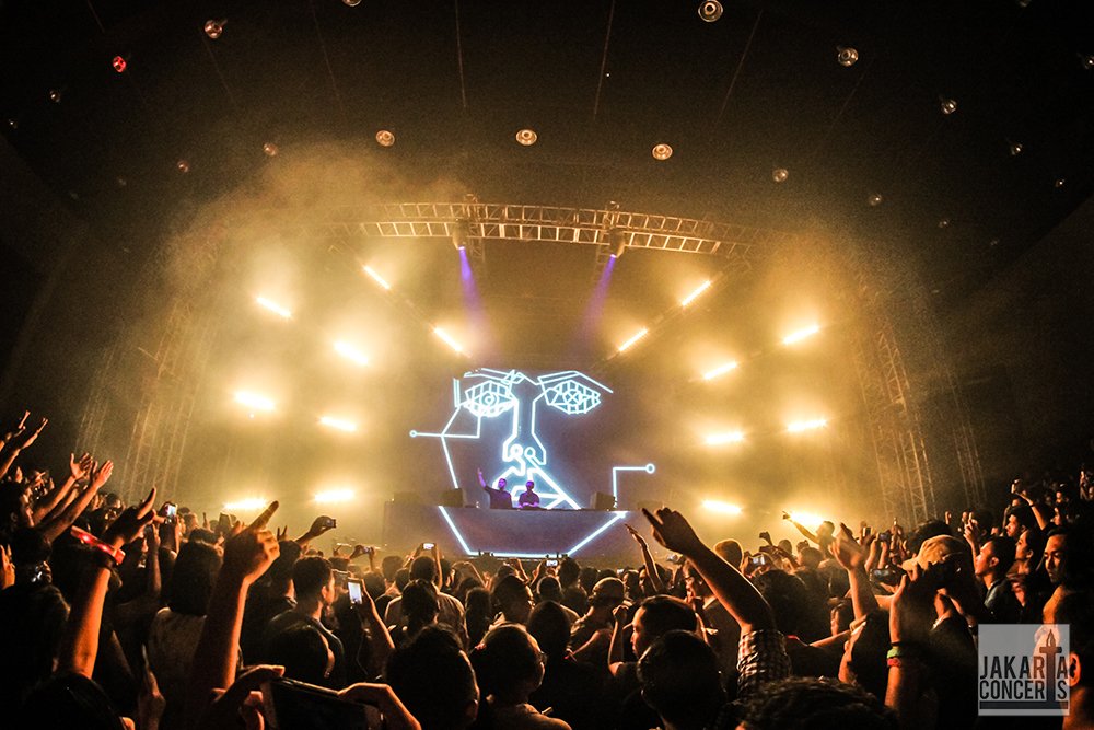 Still can't get over of <a href="/disclosure/">Disclosure</a> performance last Wed at <a href="/Dgtl_lve/">DGTL LVE</a>? Here's a pic of it! Photo by <a href="/fajarmarbury/">seranganfajar</a> x