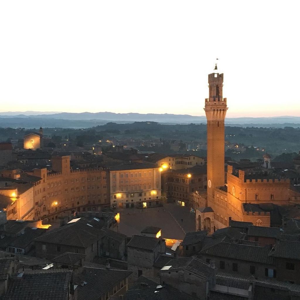 WeTuscany's tweet photo. L'alba sul Campo. #siena #tuscany #italy #igerssiena #primalux #beauty #sunrise #tuscany https://t.co/he8nSntMTA