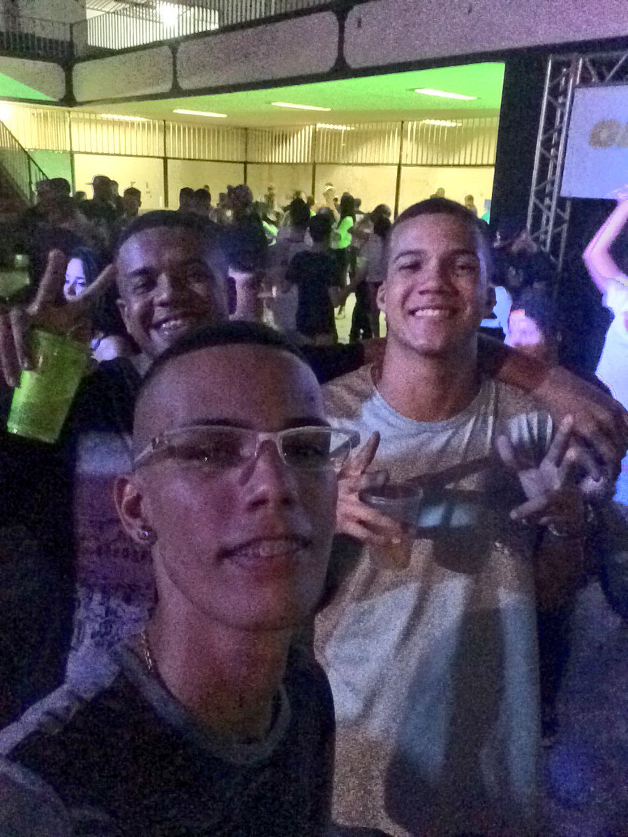 macarraoviana2's tweet image. Tudo bebo 🍻🍻🍻🍻🍻 @coeiago @porra_aaron #SPML