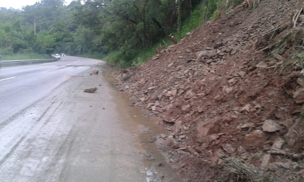 Jacobommoquete's tweet photo. Reestablecido carril afectado por deslizamiento en el km 37 Aut Duarte. #MOPCEnAlerta Asistencia Vial 829-688-1000 https://t.co/grSwpqL1Kd