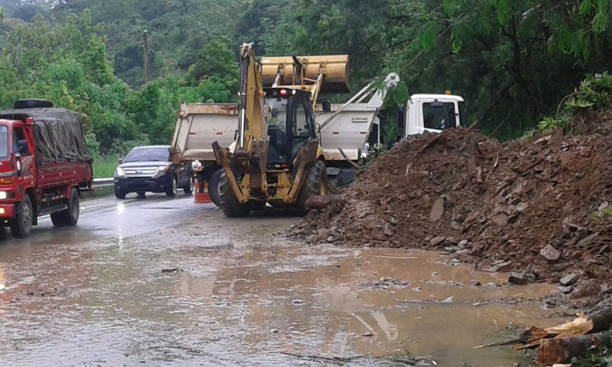 Jacobommoquete's tweet photo. Reestablecido carril afectado por deslizamiento en el km 37 Aut Duarte. #MOPCEnAlerta Asistencia Vial 829-688-1000 https://t.co/grSwpqL1Kd