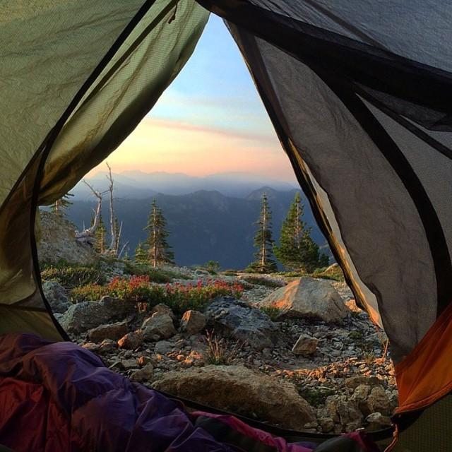 camp_collective's tweet photo. Talk about a room with a view! Photo by @missholldoll. Always Exploring! #hike #hiking #camping #camp_collective https://t.co/wYzGSuOnXo