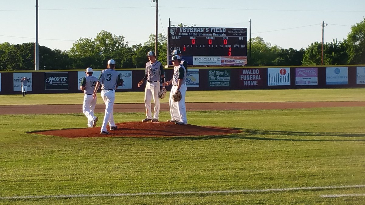 balloffire68's tweet photo. At Veterans Field in Sherman watching Game 1 of Blue Ridge vs Muenster. At the end of 1 Blue Ridge 3 Muenster 0 https://t.co/8ySFFbr9dC