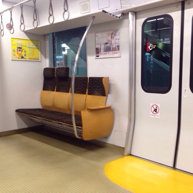 Korin Japan Auf Twitter Jr九州 椅子もふかふか 枕がついている椅子もあった 普通電車にもお手洗いがついており 内装も可愛い 九州旅行 Jr九州のおかげでより良いものに 感謝