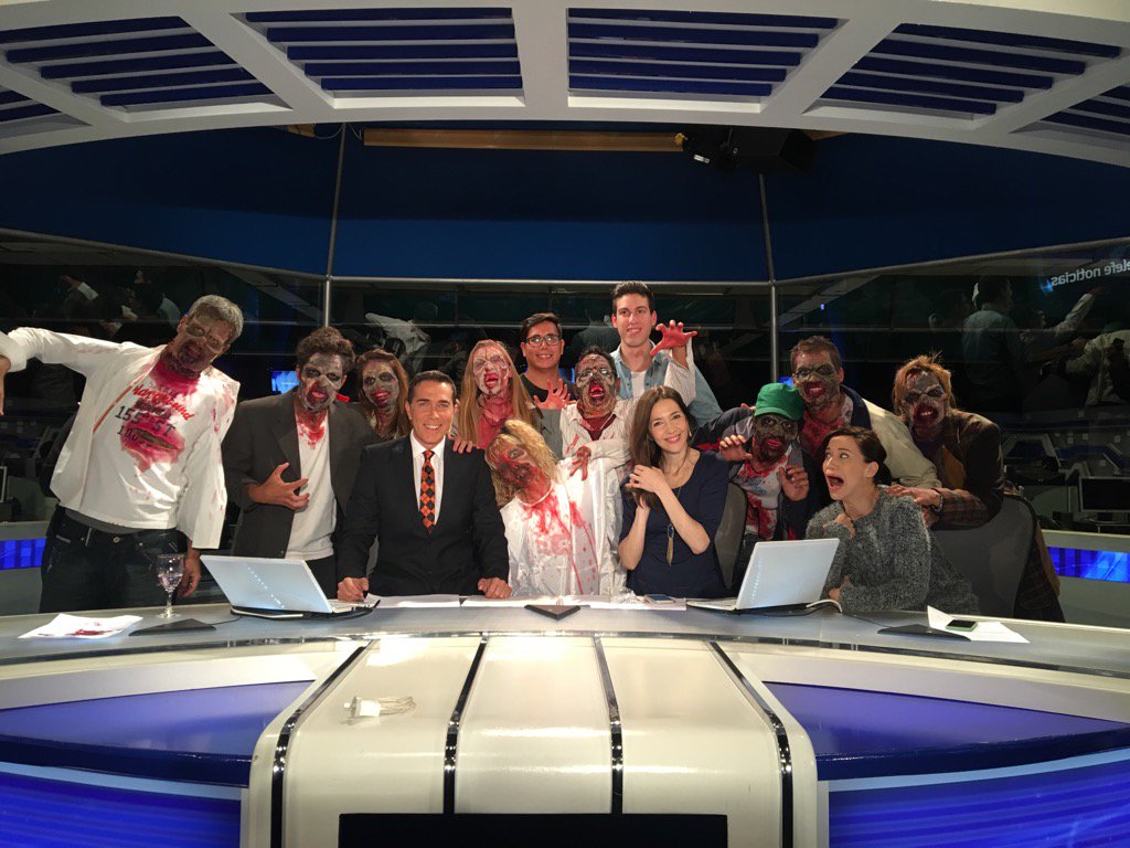 rodolfobarili's tweet photo. Invadieron!!! Inesperada visita hoy en el Noti (el de la izquierda es el famoso zombi de Rufino). @telefenoticias https://t.co/K9jHantoRN