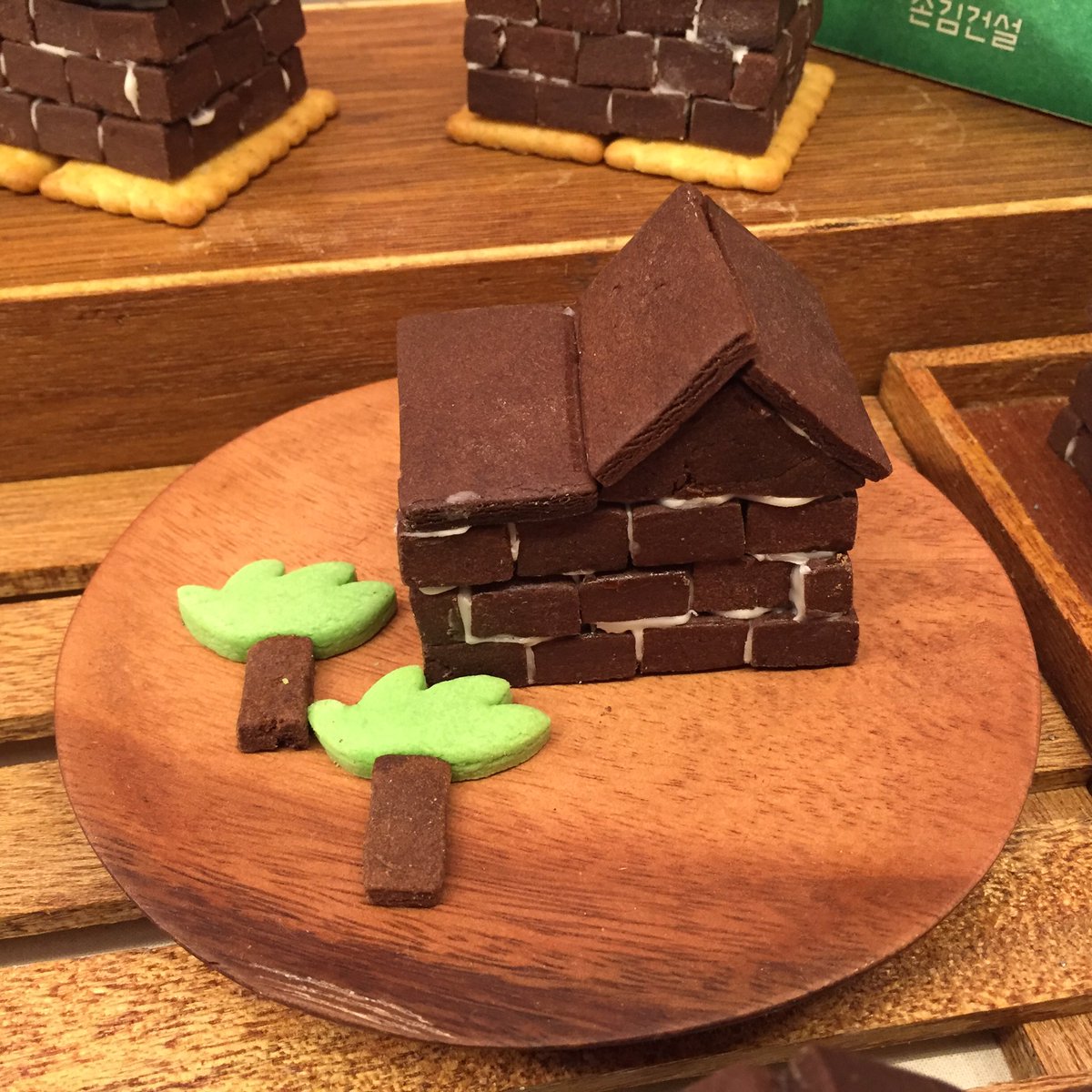 과자전 4일차 방금 시작했습니다! 손김건설은 산장짓기키트, 목장짓기키트, 집과나무뱃지세트를 준비했습니다😚😚 코엑스에서 만나요~~~