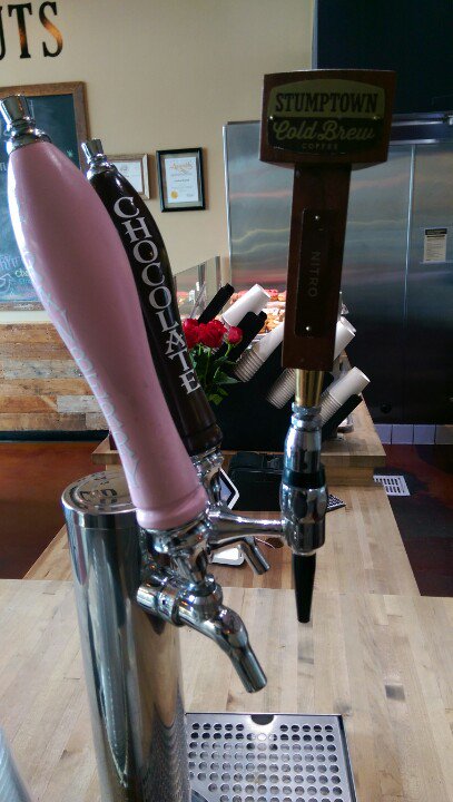 Kris_P_Pata's tweet photo. #5oclock Friday. Time for a nice, #colddraft #crafteddonuts https://t.co/xirmdpddWx