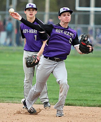 Roy-Hart '9' tops Albion to double lead 
orleanshub.com/sports2016/RH-…