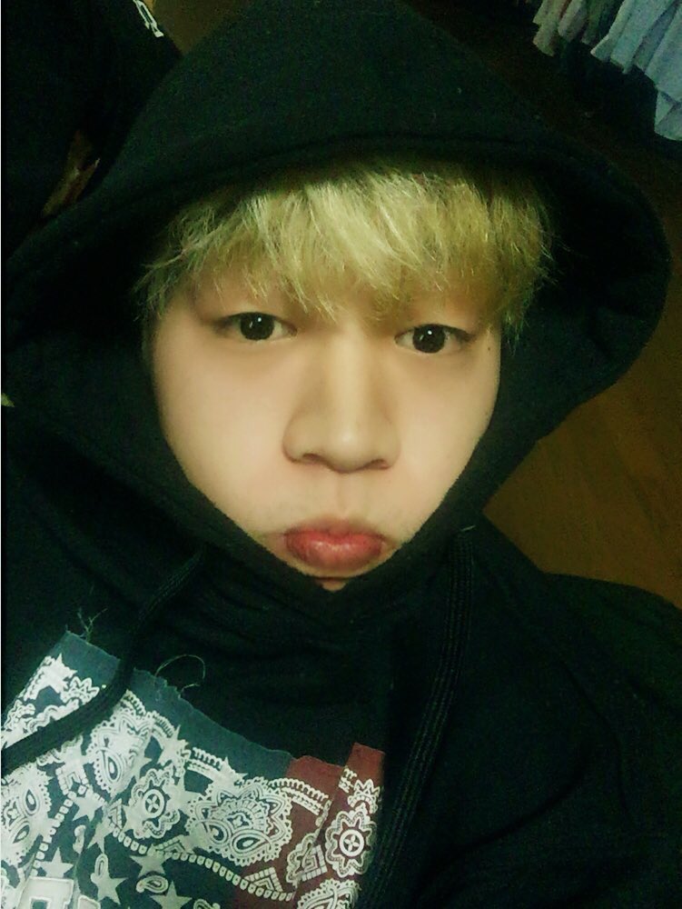 excbxxx's tweet photo. めいみんが

びっぺんで仲良くなった오빠が

まじでジミンつぁんに似てるんです。

似てません？いや、似てますね、

チムチムなジミンですね。

芋ですね。 https://t.co/BNSlf6qEFg