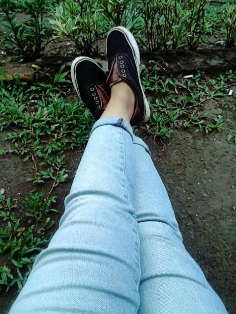FebiolaVV's tweet photo. Saat ini kakiku melangkah sendiri tapi suatu hari nanti akan ada sepasang kaki yang menemani setiap langkahku https://t.co/PtSupzhb84