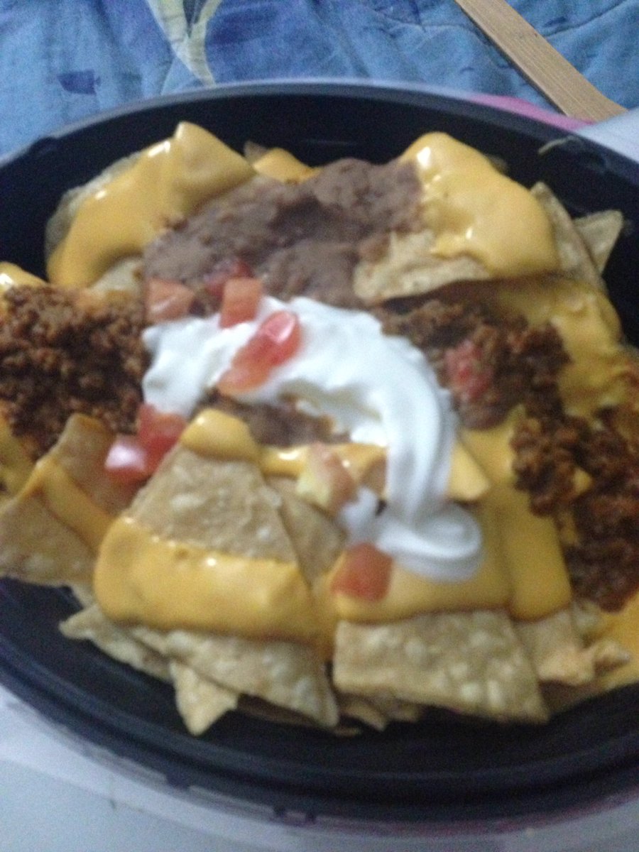 Jahuahua's tweet photo. @TacoBellTeam @tacobell my #bellgrande is a lil more "bell" than "Grande" #sadnachos https://t.co/28FRcYgXxb