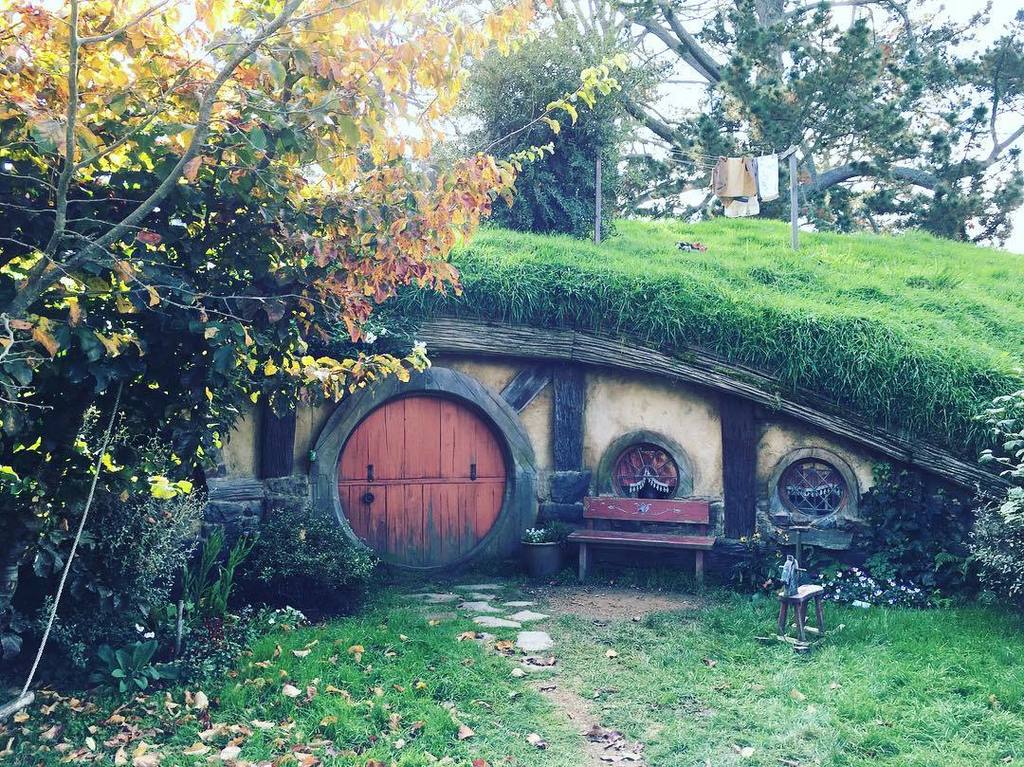 StuffLotr's tweet image. stashy__ Hobbit Hole... #hobbiton #auckland #layovervibes #itsamazinghere #supercute #hobbit #lordoftherings #newze…