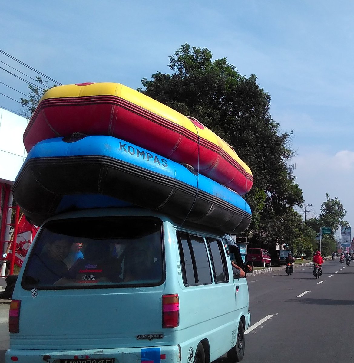 Rafting yuk Kak. 

#SungaiElo 
#SungaiProgo 
#SungaiSerayu 
#ArungJeram 
#LiburanDiJateng 
#JatengGayeng