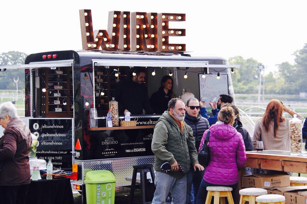 eltunelvinos's tweet photo. Graciaa @LucianoRudman #BodegaDiamandes por acompañarnos con su fantastico Malbec en la carta de nuestro WineTruck https://t.co/iwF2Uw7lL1