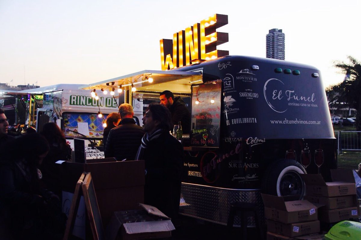 eltunelvinos's tweet photo. Graciaa @LucianoRudman #BodegaDiamandes por acompañarnos con su fantastico Malbec en la carta de nuestro WineTruck https://t.co/iwF2Uw7lL1