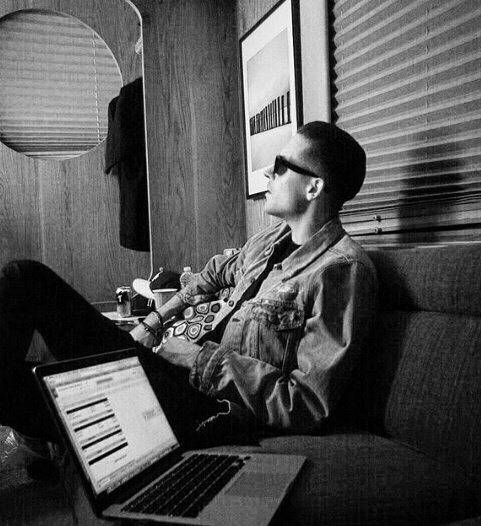 whytopher's tweet photo. @eviedotjpeg i think i am going to be able to sneak out now we got him to sit down https://t.co/870HN1PG4W