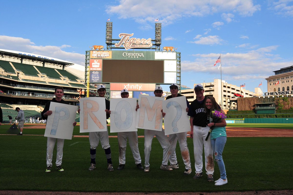 BHHSPromposals's tweet photo. Luckily @MattBiermann6 didn't strikeout on this promposal!!💕⚾️🎉🙌⚰💯💜 https://t.co/dgkQZ5ETFB